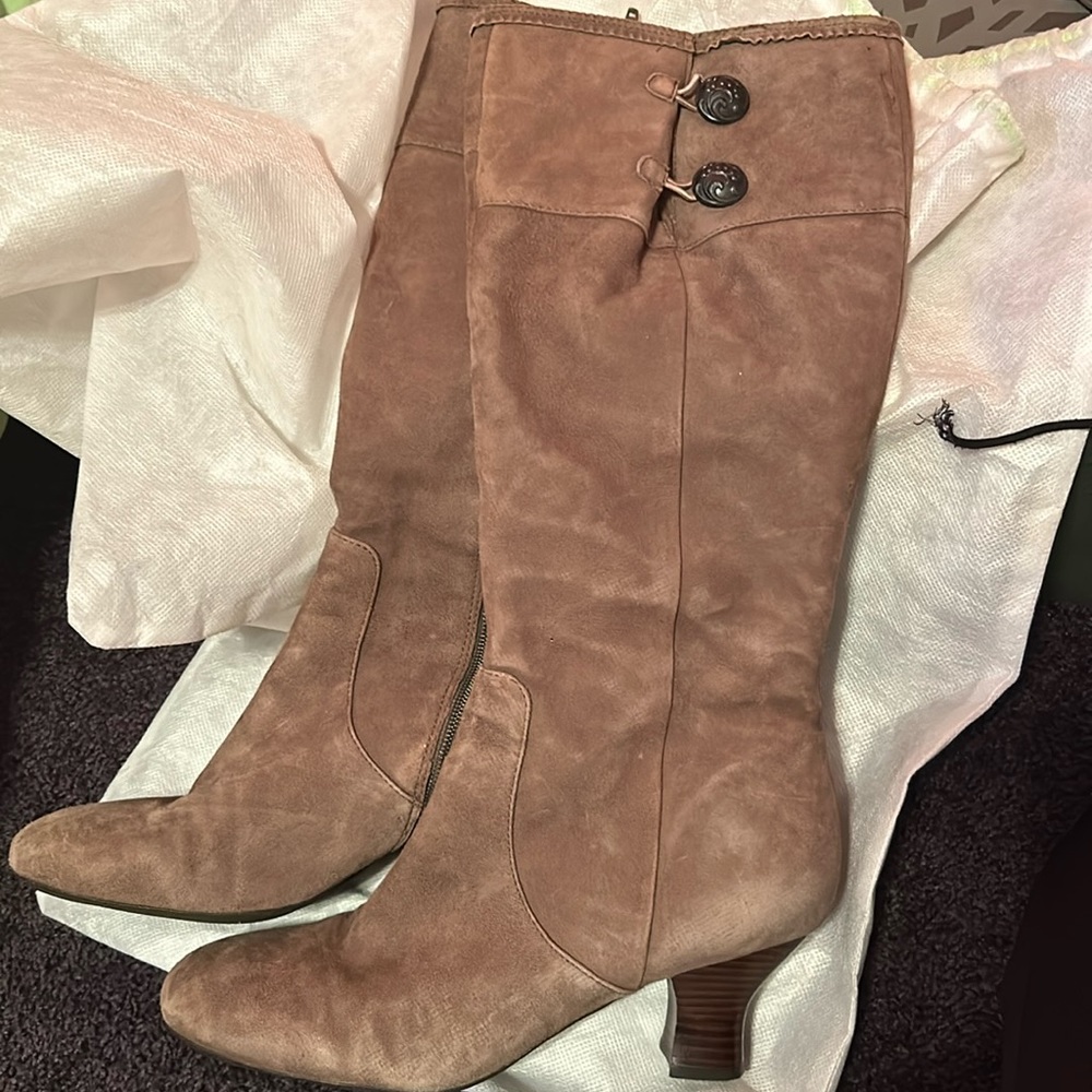 Suede boots naya